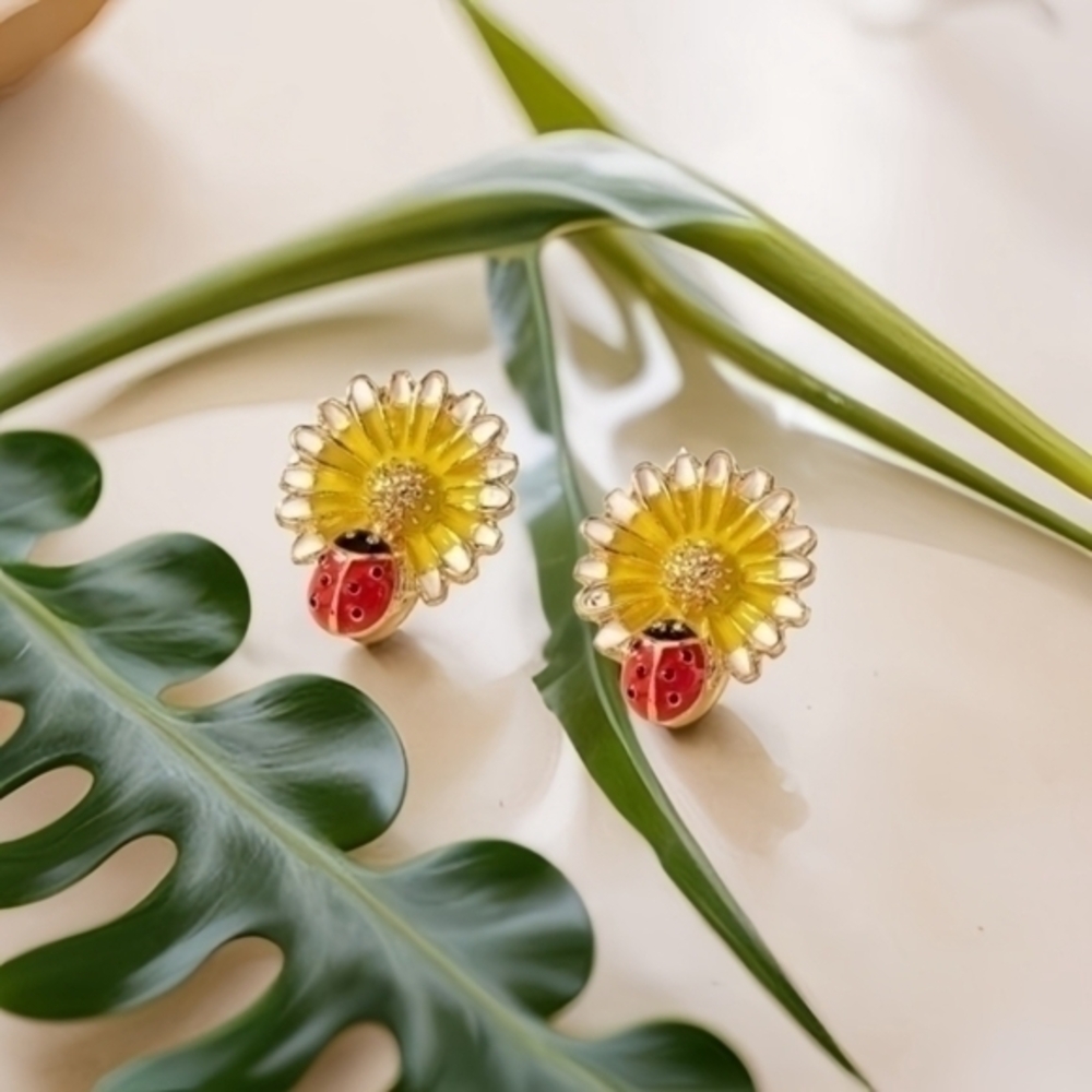BETSEY JOHNSON LADYBUG DAISY STUD EARRINGS 1